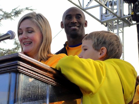 Kobe Bryant (center), standing next to Elise Buik of the United Way of Greater Los Angeles, help lead more than 13,000 in the walk against homelessness. Photo: Dennis J. Freeman/News4usonline.com 
