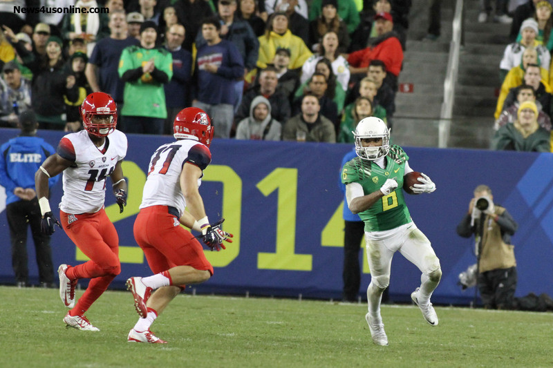 Oregon's Charles Nelson caught 7 passes for 104 yards in the Ducks' 51-13 rout of the Arizona Wildcats. Photo Credit: Jevone Moore/News4usonline.com