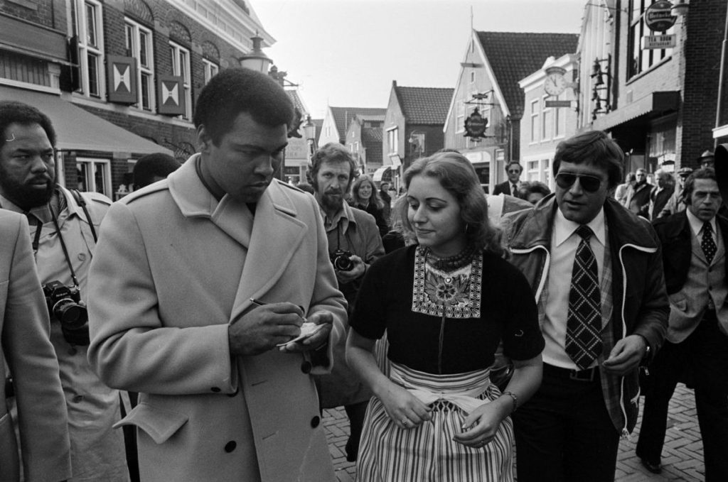 By Nationaal Archief - Mohammed Ali bezoekt Volendam; Ali deelt handtekeningen uit aan Volendamse meisjesCollection / Archief: Fotocollectie AnefoNummer toegang: 2.24.01.05Filenumber: 928-4533, CC BY-SA 3.0 nl, https://commons.wikimedia.org/w/index.php?curid=30534809