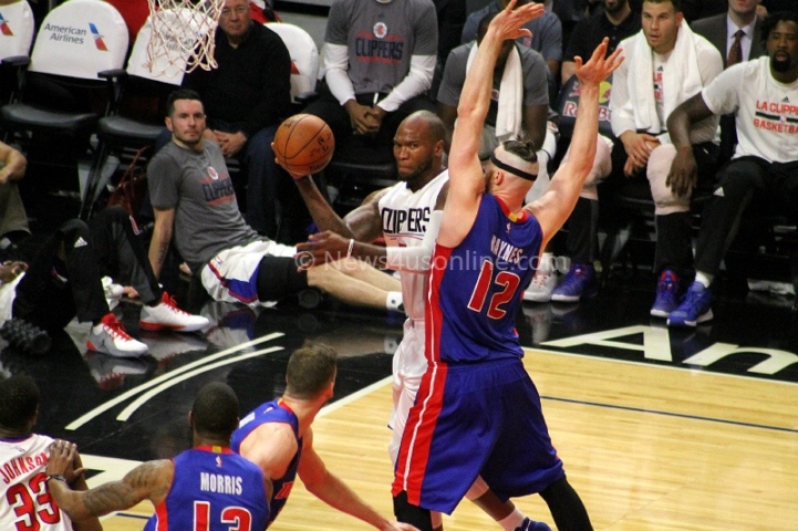 Marreese Speights looks to pass the ball against the Detroit defense in the Clippers' 114-82 win against the Pistons. Photo by Dennis J. Freeman/News4usonline.com