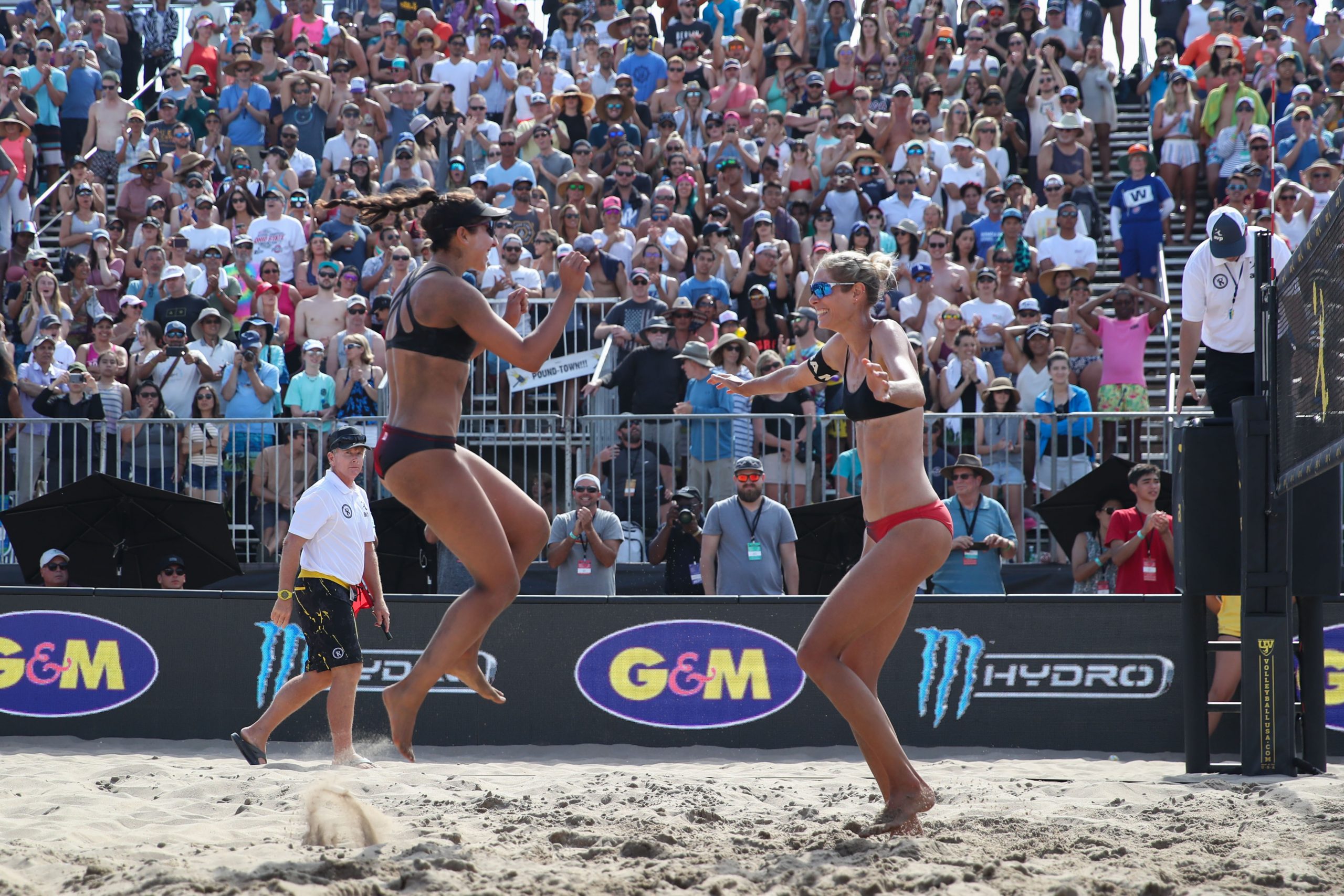 Manhattan Beach Pro Beach Volleyball Championships. Match action