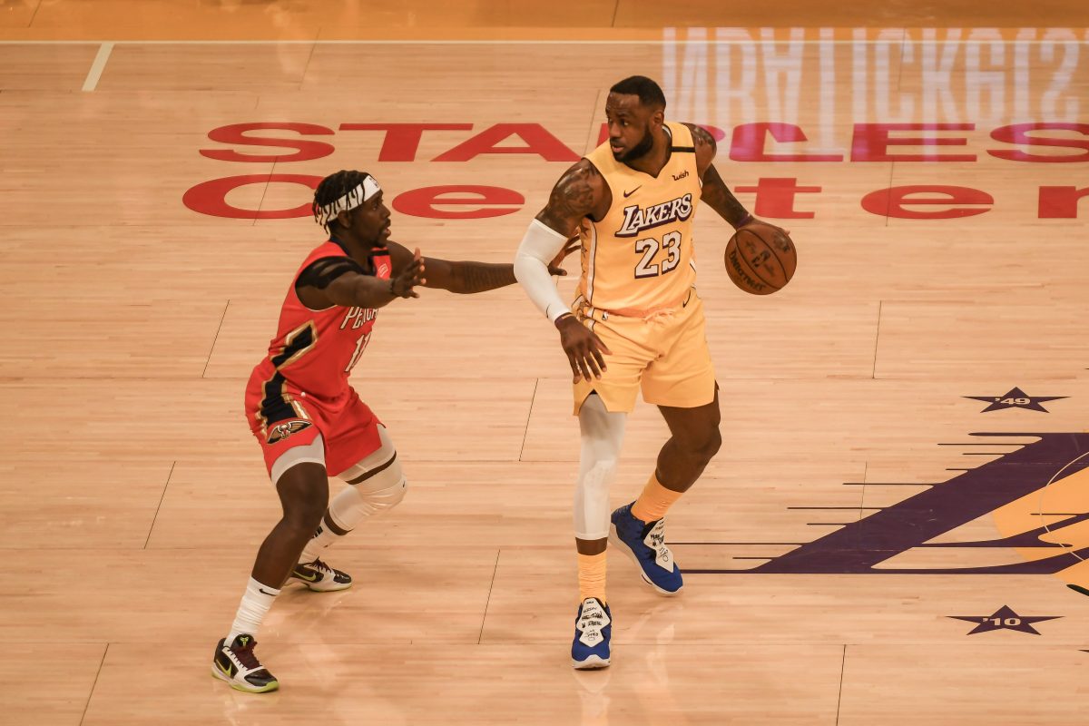 LeBron James and Lakers play the Golden State Warriors