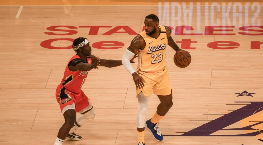 LeBron James and Lakers play the Golden State Warriors