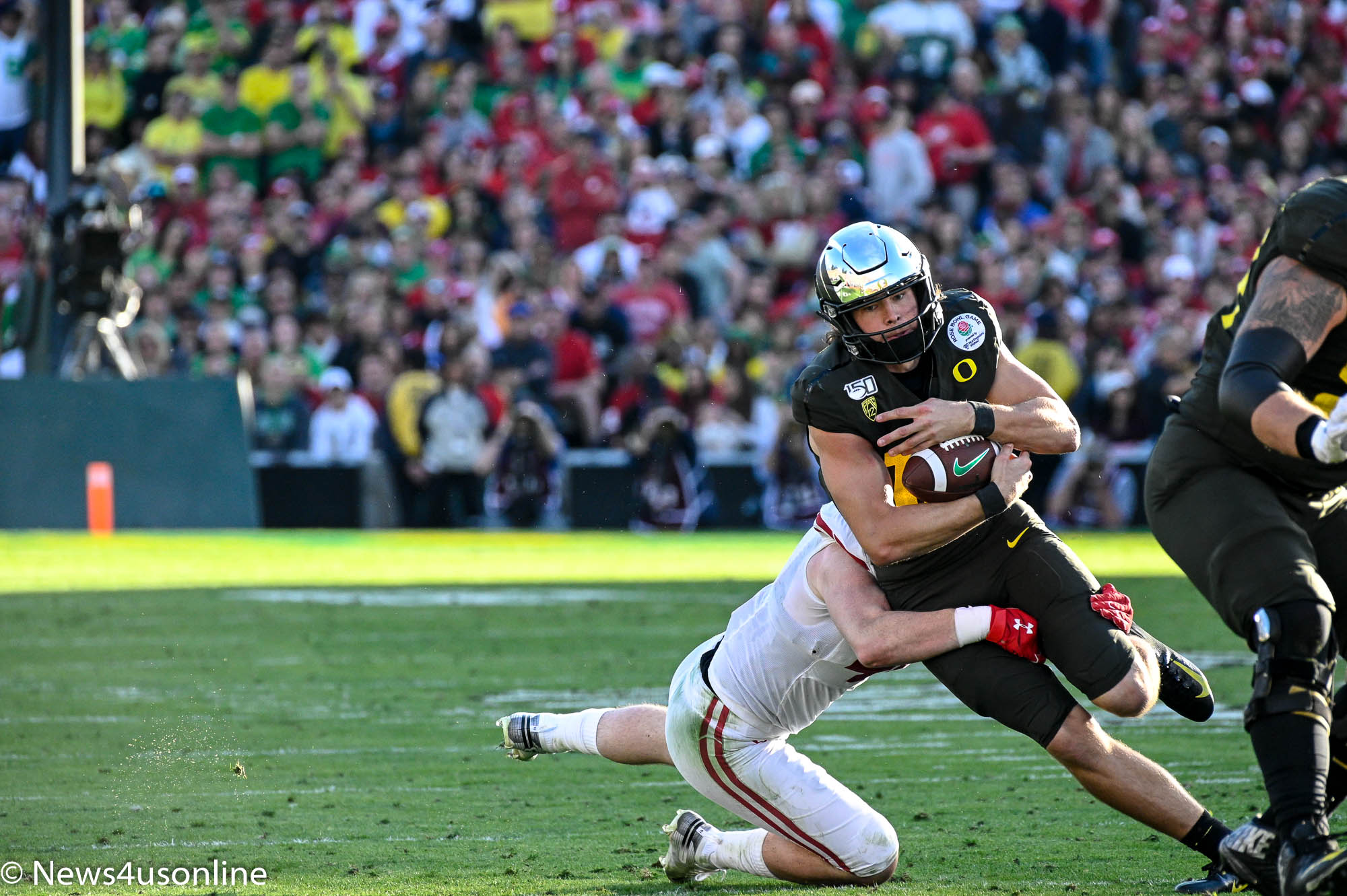 Oregon QB Justin Herbert rushes for 3 touchdowns in Rose Bowl victory