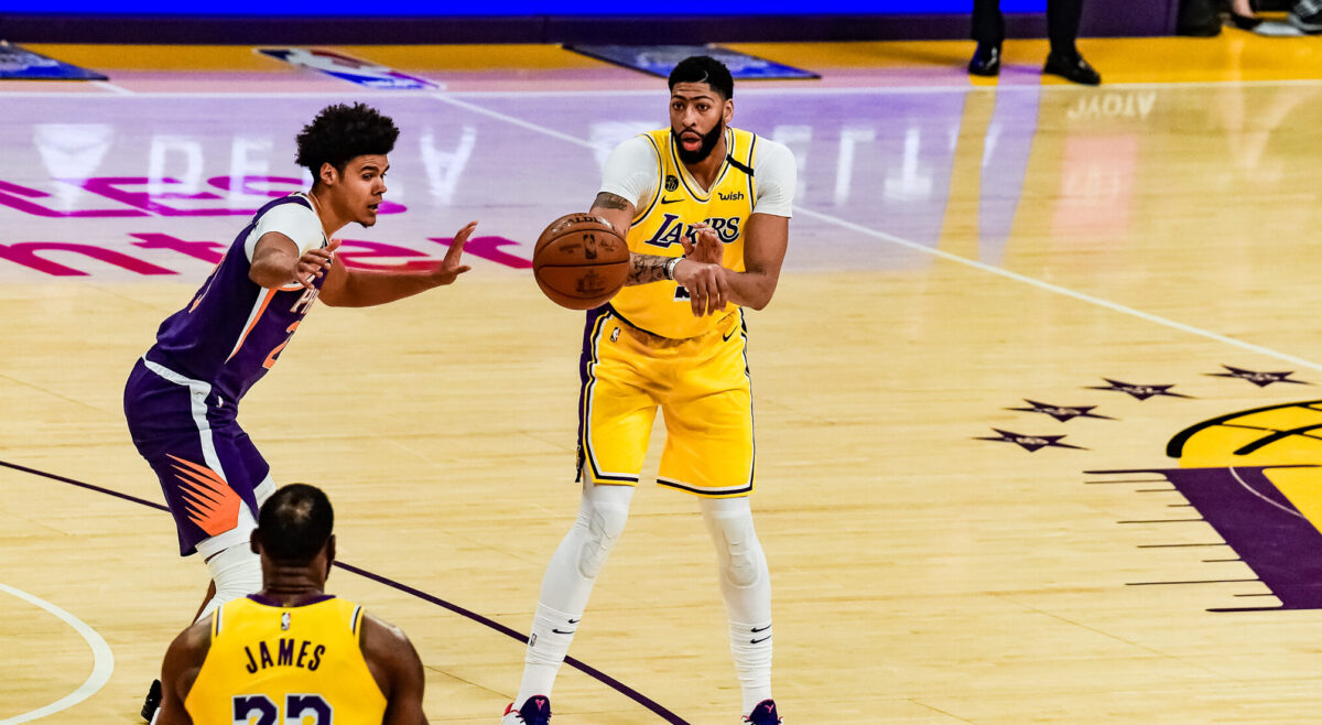 Anthony Davis (3) passing the ball to LeBron James in a game against the Phoenix Suns in 2019. File photo/Mark Hammond for News4usonline