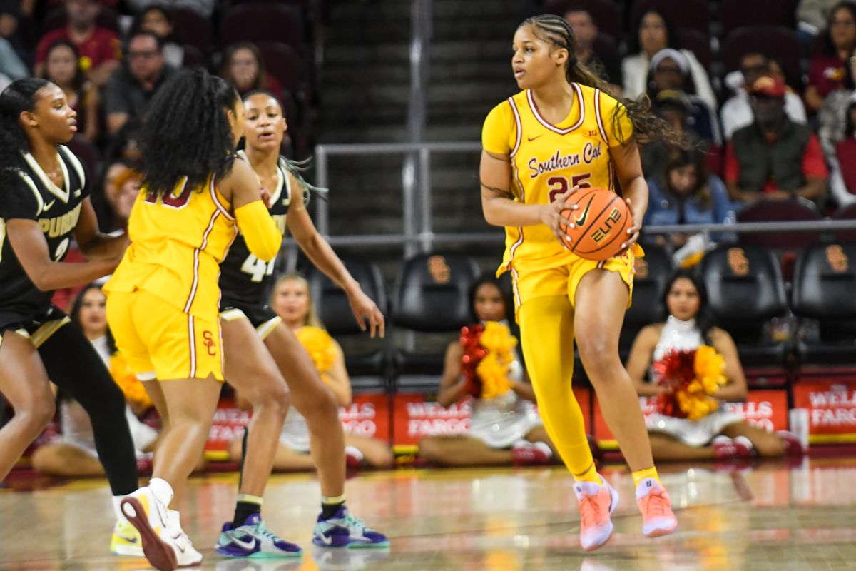 Los Angeles, CA - USC guard Kara Dunn (25) calls for the ball on Jan 18,2026 at Galen Center. Photo Credit: Ardie Crenshaw / News 4 Us Online 